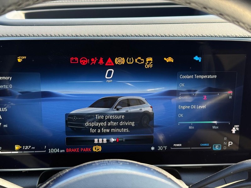 Mercedes-Benz GLC Vehicle Full-screen Gallery Image 24