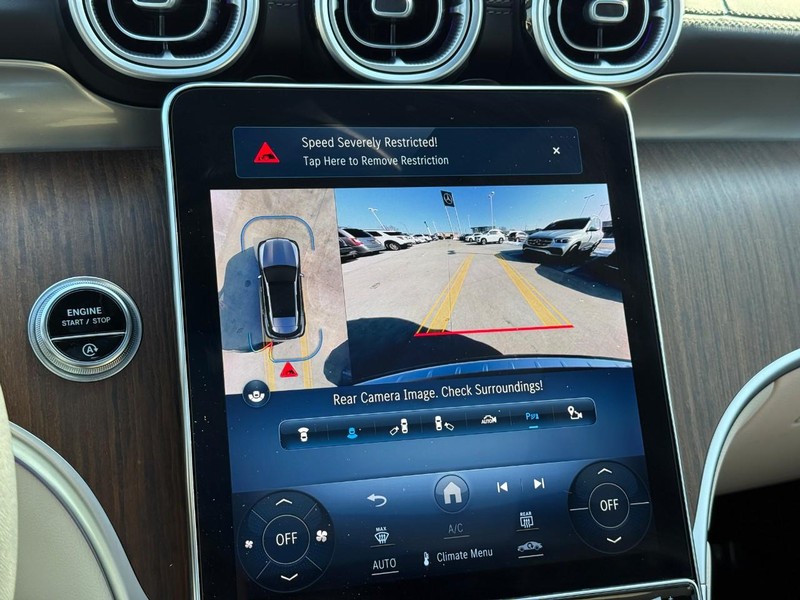 Mercedes-Benz GLC Vehicle Full-screen Gallery Image 25