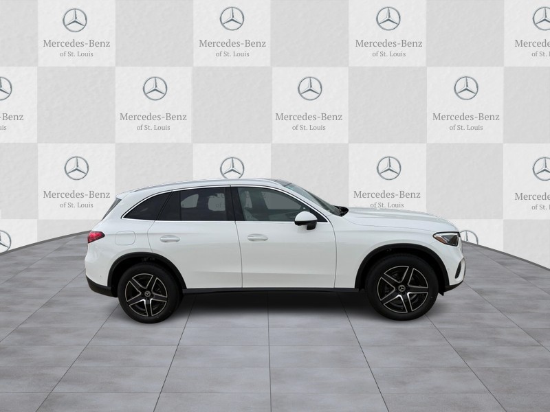 Mercedes-Benz GLC Vehicle Full-screen Gallery Image 2
