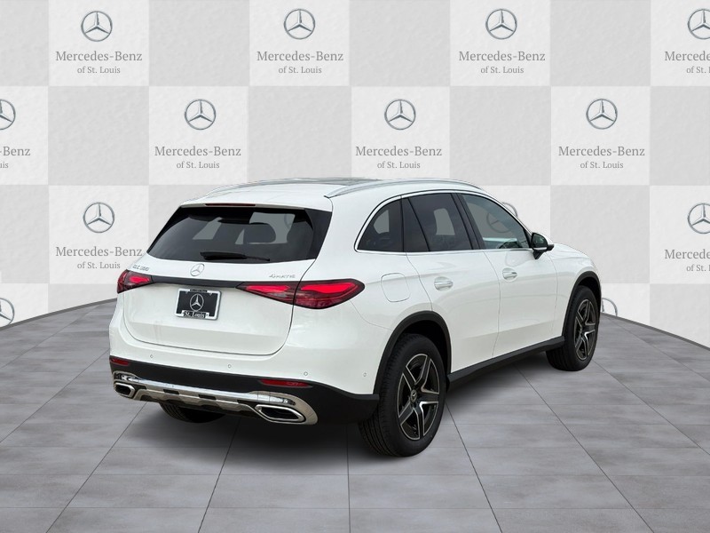Mercedes-Benz GLC Vehicle Full-screen Gallery Image 3