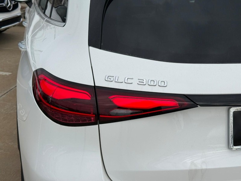 Mercedes-Benz GLC Vehicle Full-screen Gallery Image 4