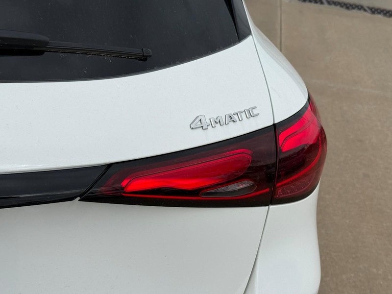 Mercedes-Benz GLC Vehicle Full-screen Gallery Image 5