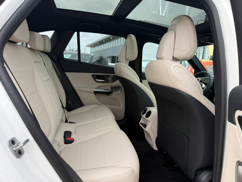 Mercedes-Benz GLC Vehicle Full-screen Gallery Image 7