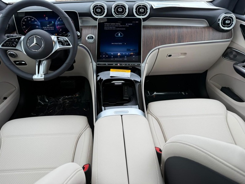 Mercedes-Benz GLC Vehicle Full-screen Gallery Image 8