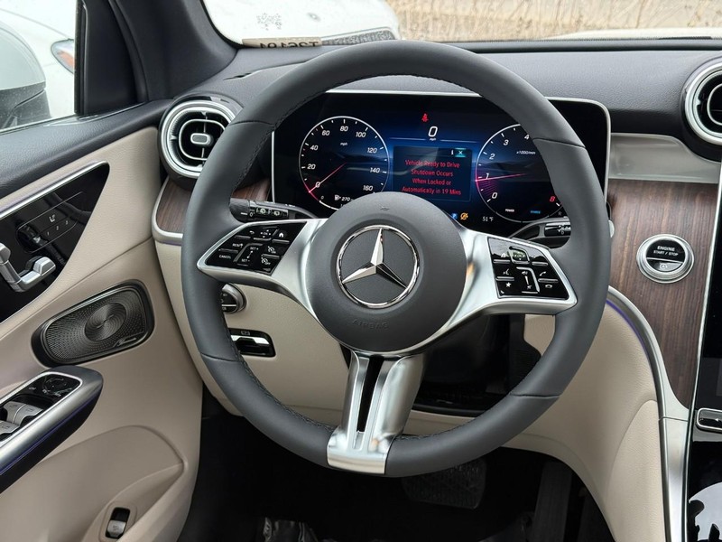 Mercedes-Benz GLC Vehicle Full-screen Gallery Image 9