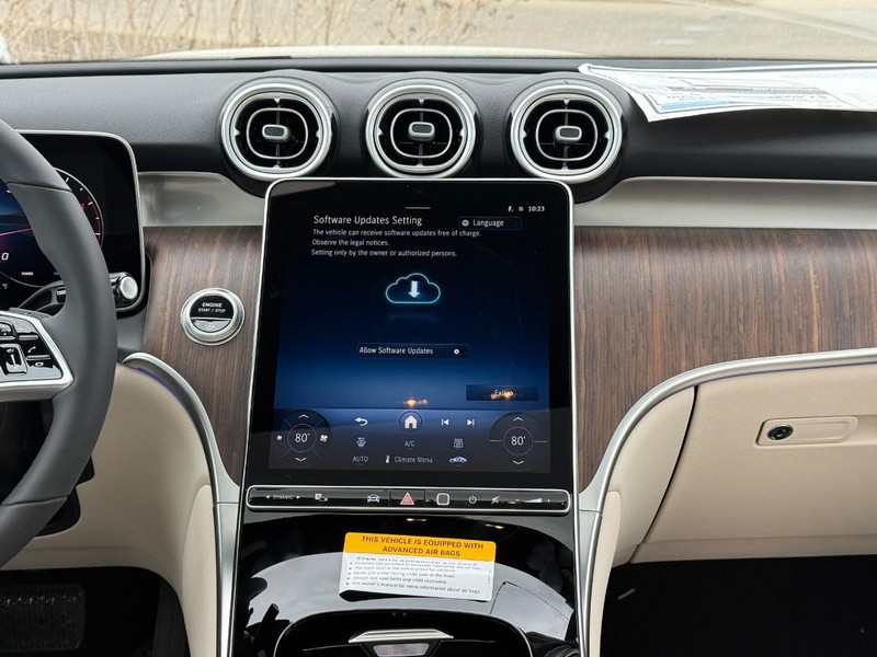 Mercedes-Benz GLC Vehicle Full-screen Gallery Image 10