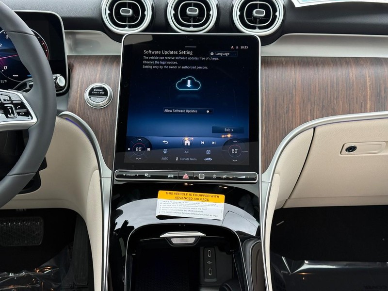 Mercedes-Benz GLC Vehicle Full-screen Gallery Image 11