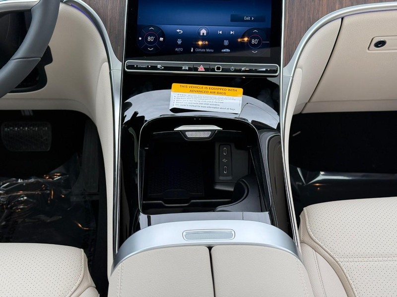 Mercedes-Benz GLC Vehicle Full-screen Gallery Image 12