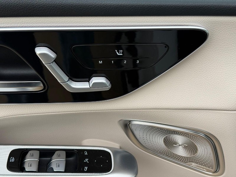 Mercedes-Benz GLC Vehicle Full-screen Gallery Image 14