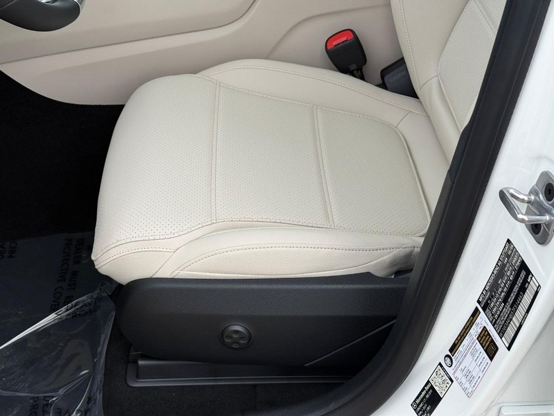 Mercedes-Benz GLC Vehicle Full-screen Gallery Image 15