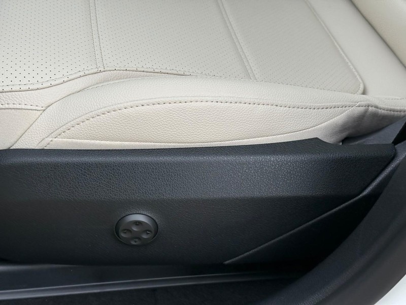 Mercedes-Benz GLC Vehicle Full-screen Gallery Image 16