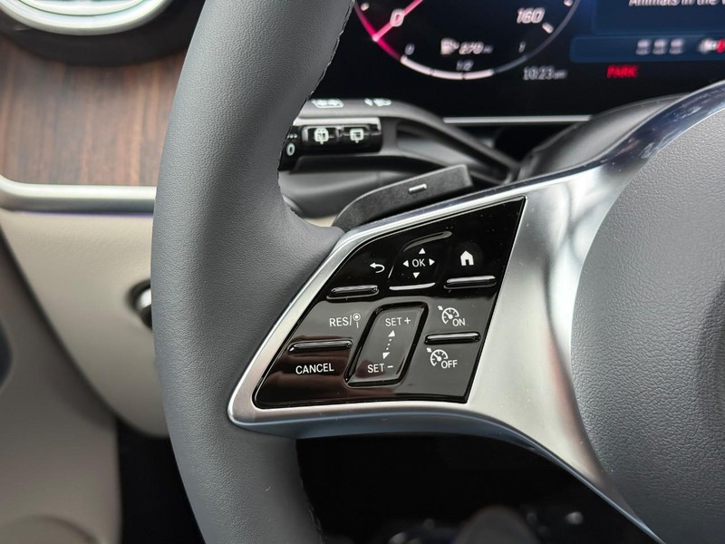 Mercedes-Benz GLC Vehicle Full-screen Gallery Image 17