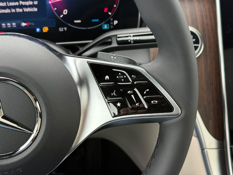 Mercedes-Benz GLC Vehicle Full-screen Gallery Image 18