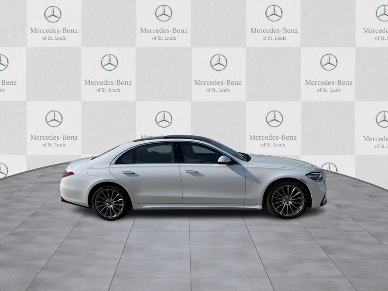 Mercedes-Benz S-Class Vehicle Full-screen Gallery Image 2