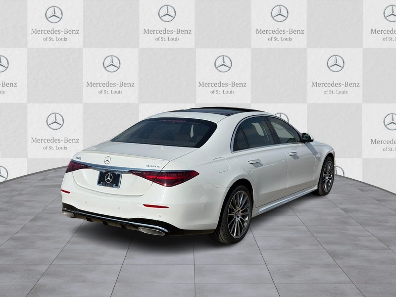 Mercedes-Benz S-Class Vehicle Full-screen Gallery Image 3