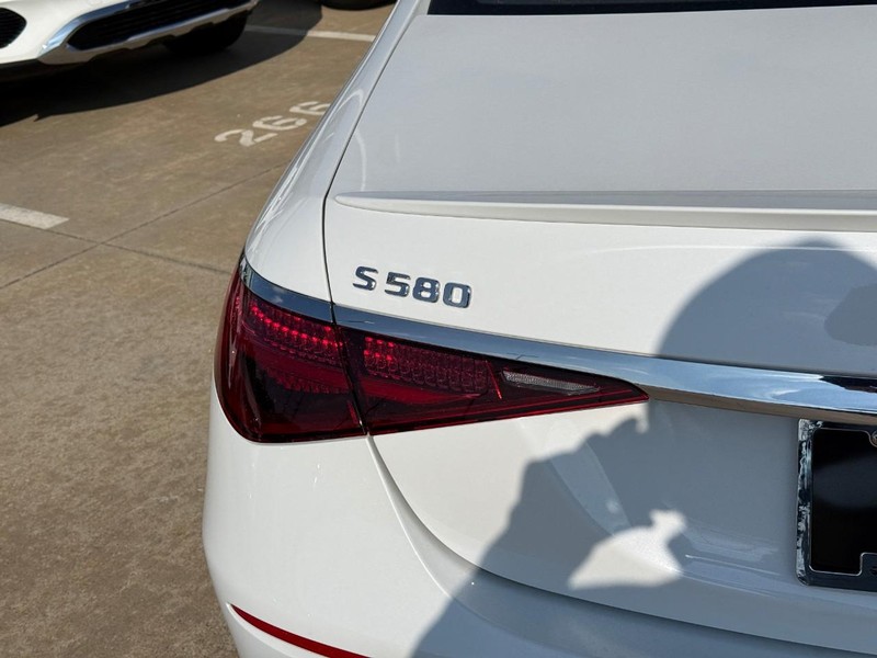 Mercedes-Benz S-Class Vehicle Full-screen Gallery Image 4