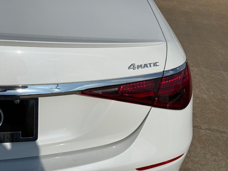 Mercedes-Benz S-Class Vehicle Full-screen Gallery Image 5