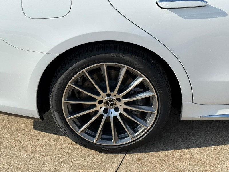 Mercedes-Benz S-Class Vehicle Full-screen Gallery Image 6