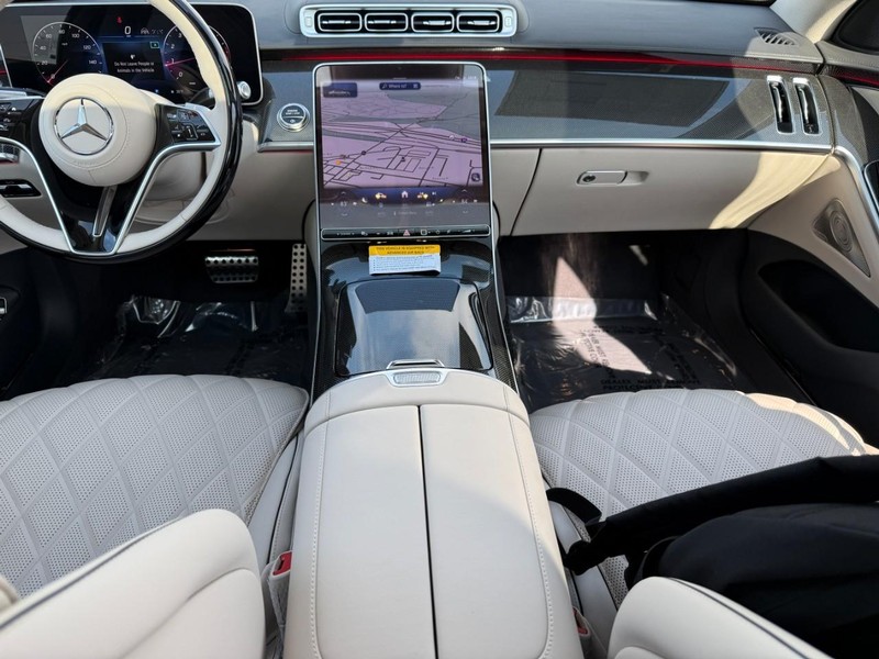 Mercedes-Benz S-Class Vehicle Full-screen Gallery Image 8