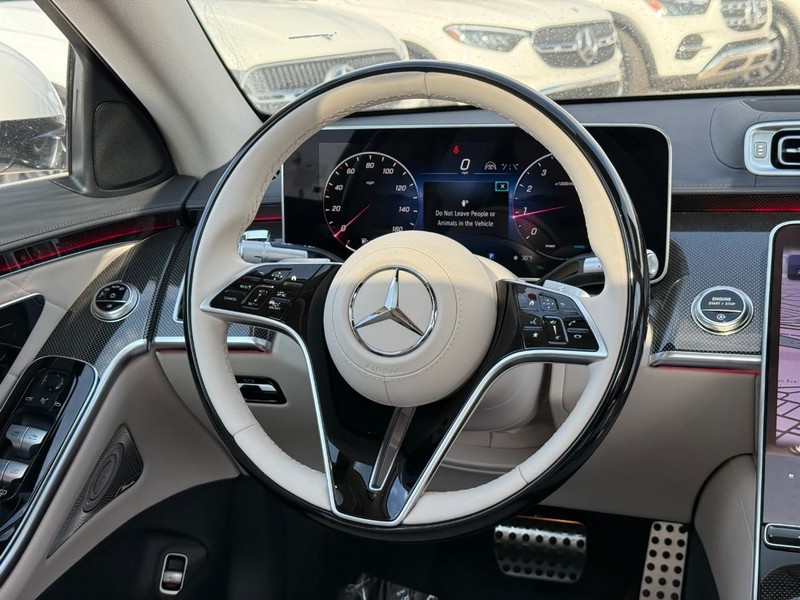 Mercedes-Benz S-Class Vehicle Full-screen Gallery Image 9
