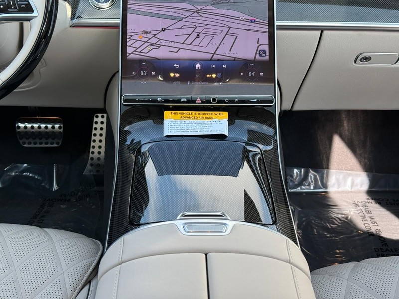 Mercedes-Benz S-Class Vehicle Full-screen Gallery Image 12