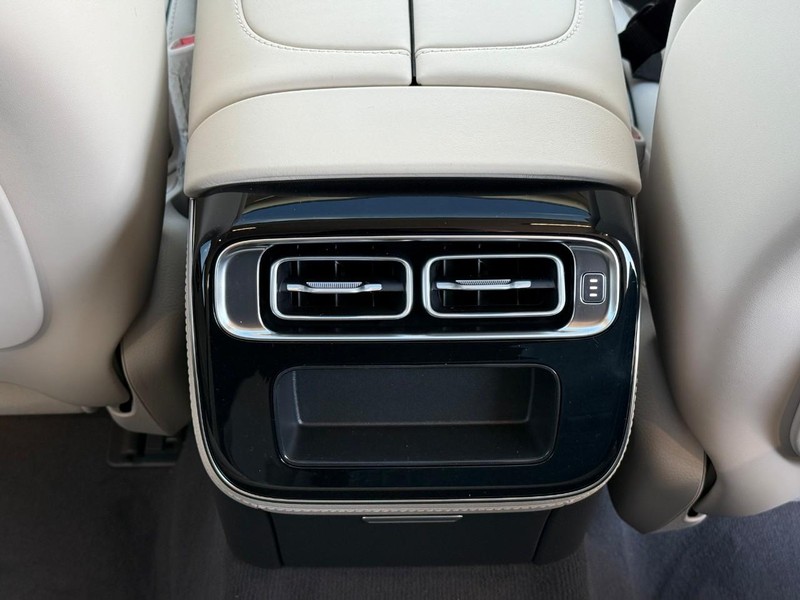 Mercedes-Benz S-Class Vehicle Full-screen Gallery Image 13