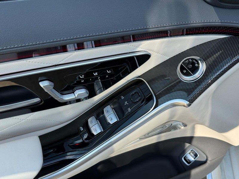 Mercedes-Benz S-Class Vehicle Full-screen Gallery Image 14