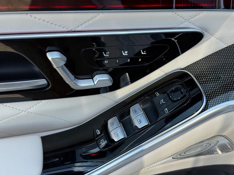 Mercedes-Benz S-Class Vehicle Full-screen Gallery Image 15