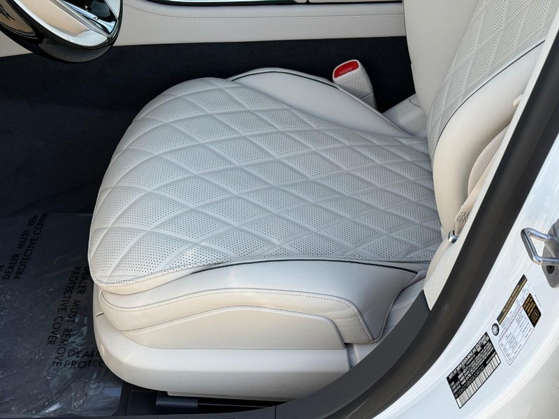 Mercedes-Benz S-Class Vehicle Full-screen Gallery Image 16