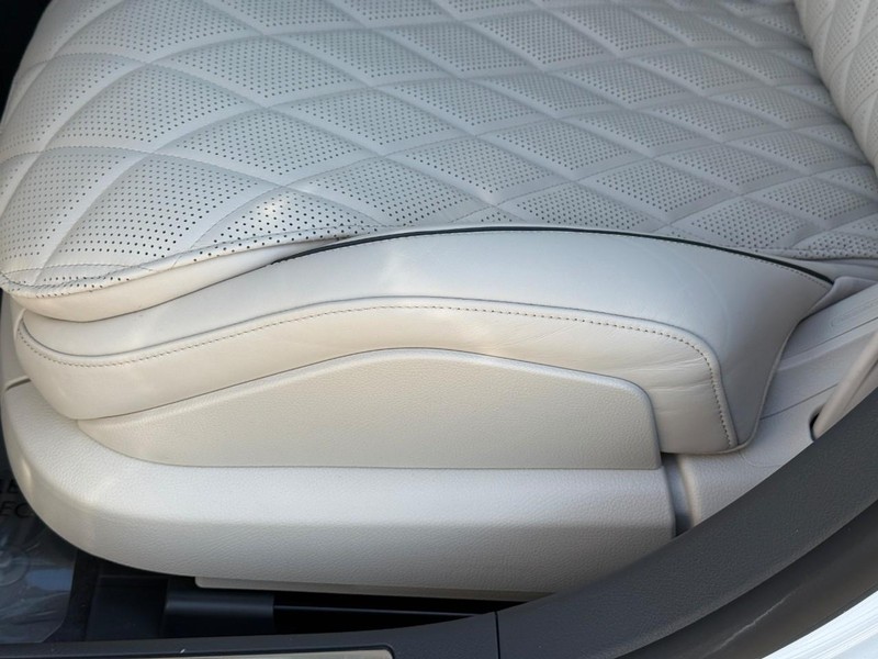 Mercedes-Benz S-Class Vehicle Full-screen Gallery Image 17