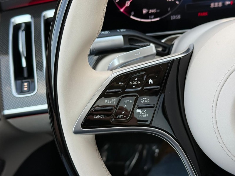 Mercedes-Benz S-Class Vehicle Full-screen Gallery Image 18