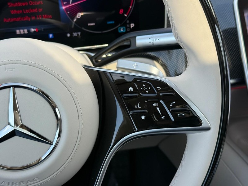 Mercedes-Benz S-Class Vehicle Full-screen Gallery Image 19