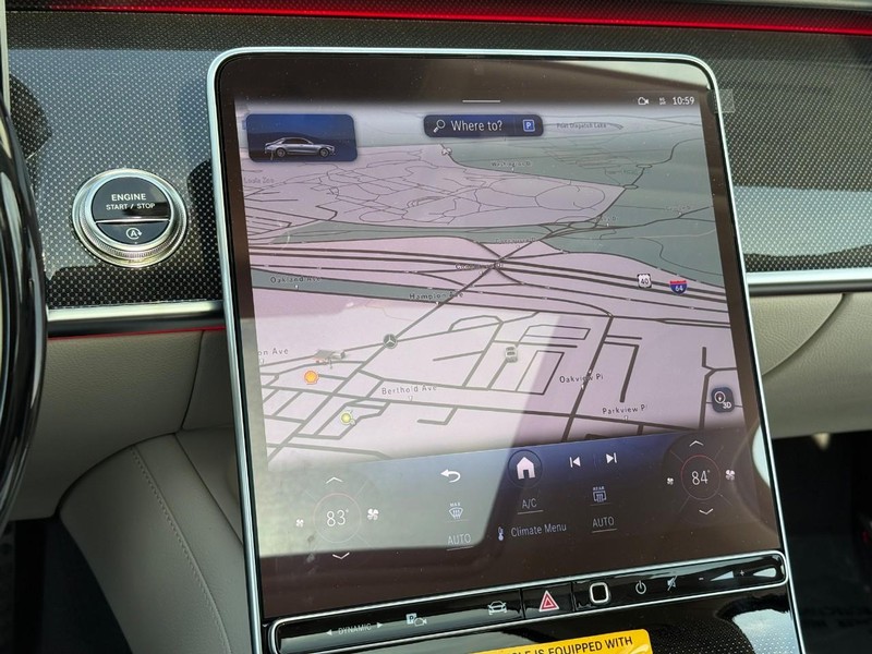 Mercedes-Benz S-Class Vehicle Full-screen Gallery Image 21