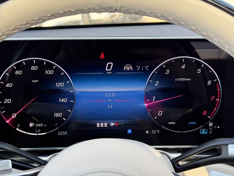 Mercedes-Benz S-Class Vehicle Full-screen Gallery Image 23