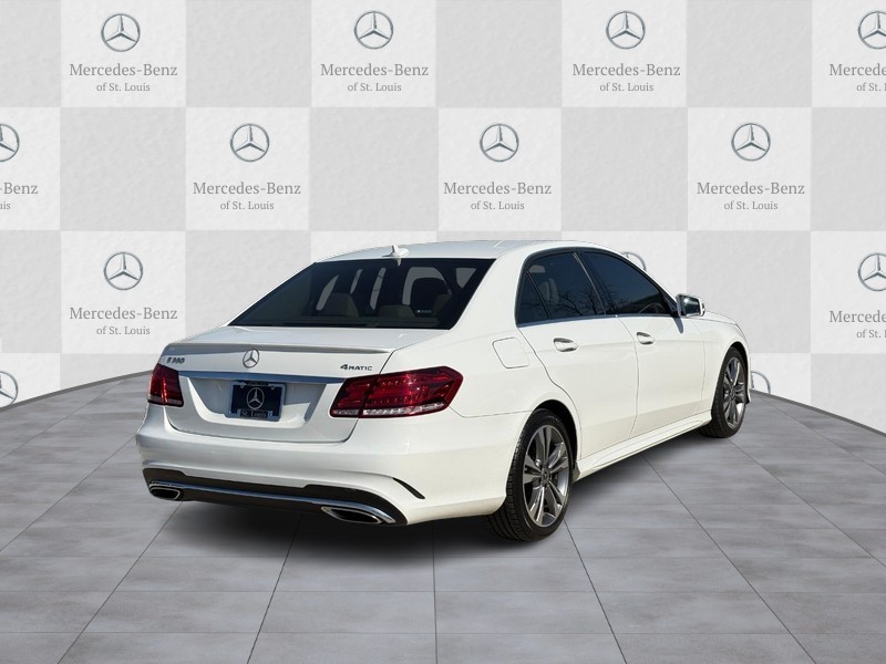 Mercedes-Benz E-Class Vehicle Full-screen Gallery Image 3