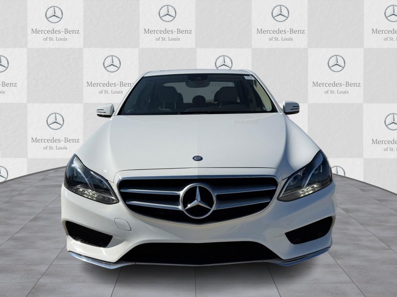 Mercedes-Benz E-Class Vehicle Full-screen Gallery Image 7