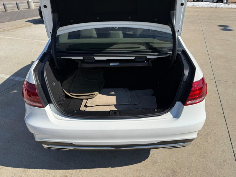 Mercedes-Benz E-Class Vehicle Full-screen Gallery Image 8