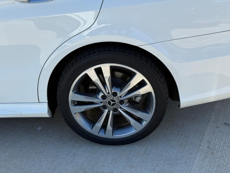 Mercedes-Benz E-Class Vehicle Full-screen Gallery Image 9