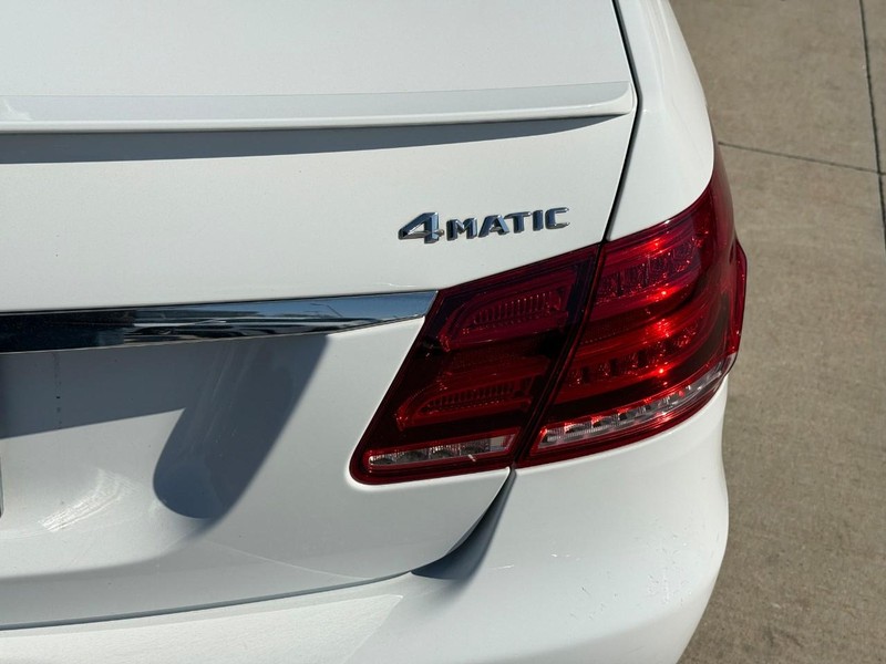 Mercedes-Benz E-Class Vehicle Full-screen Gallery Image 11