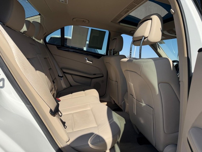 Mercedes-Benz E-Class Vehicle Full-screen Gallery Image 12