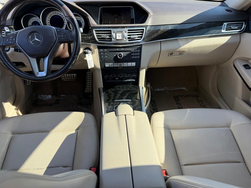 Mercedes-Benz E-Class Vehicle Full-screen Gallery Image 13