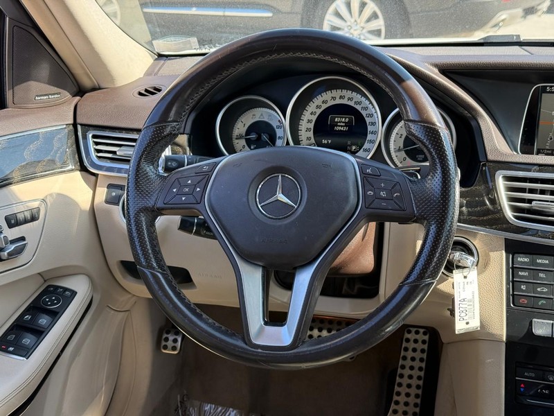 Mercedes-Benz E-Class Vehicle Full-screen Gallery Image 14