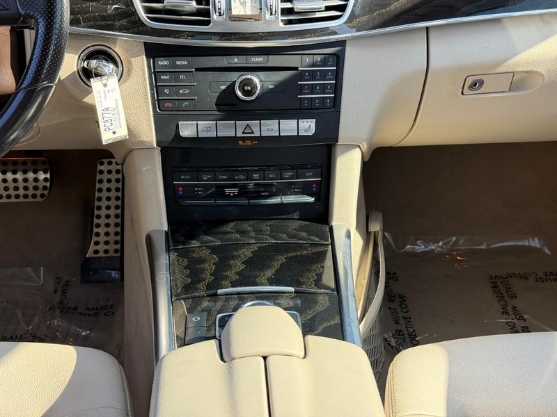 Mercedes-Benz E-Class Vehicle Full-screen Gallery Image 17