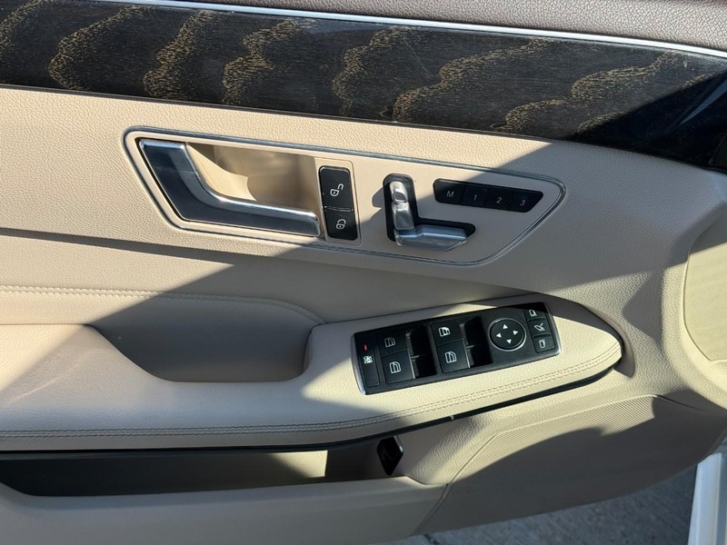 Mercedes-Benz E-Class Vehicle Full-screen Gallery Image 18