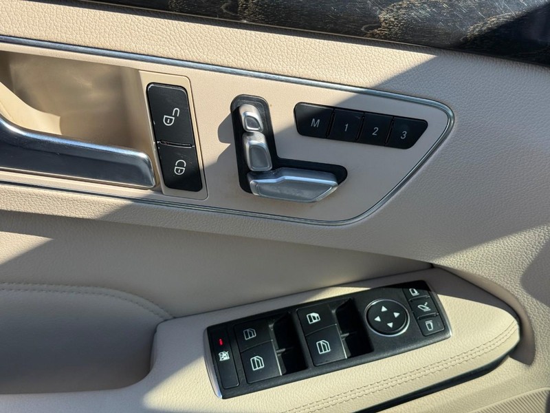 Mercedes-Benz E-Class Vehicle Full-screen Gallery Image 19