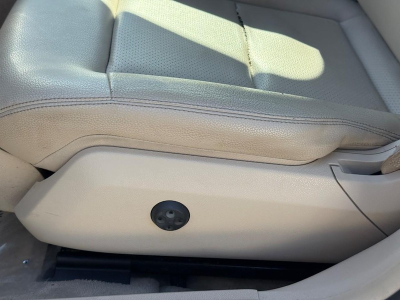 Mercedes-Benz E-Class Vehicle Full-screen Gallery Image 21