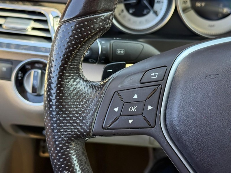 Mercedes-Benz E-Class Vehicle Full-screen Gallery Image 22