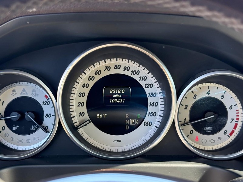 Mercedes-Benz E-Class Vehicle Full-screen Gallery Image 24