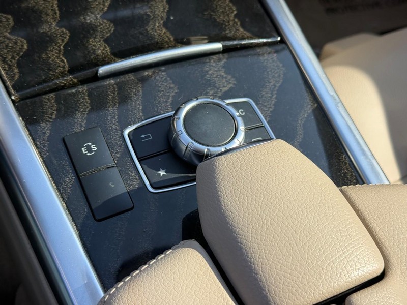 Mercedes-Benz E-Class Vehicle Full-screen Gallery Image 26