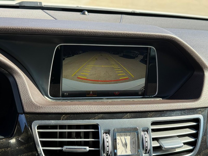 Mercedes-Benz E-Class Vehicle Full-screen Gallery Image 27